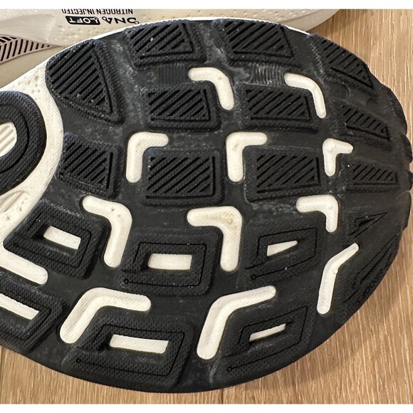 Women’s Brooks Adrenaline GTS 24 Running Shoes Coconut/Silver/Black 10.5 EUC! - Picture 12 of 13